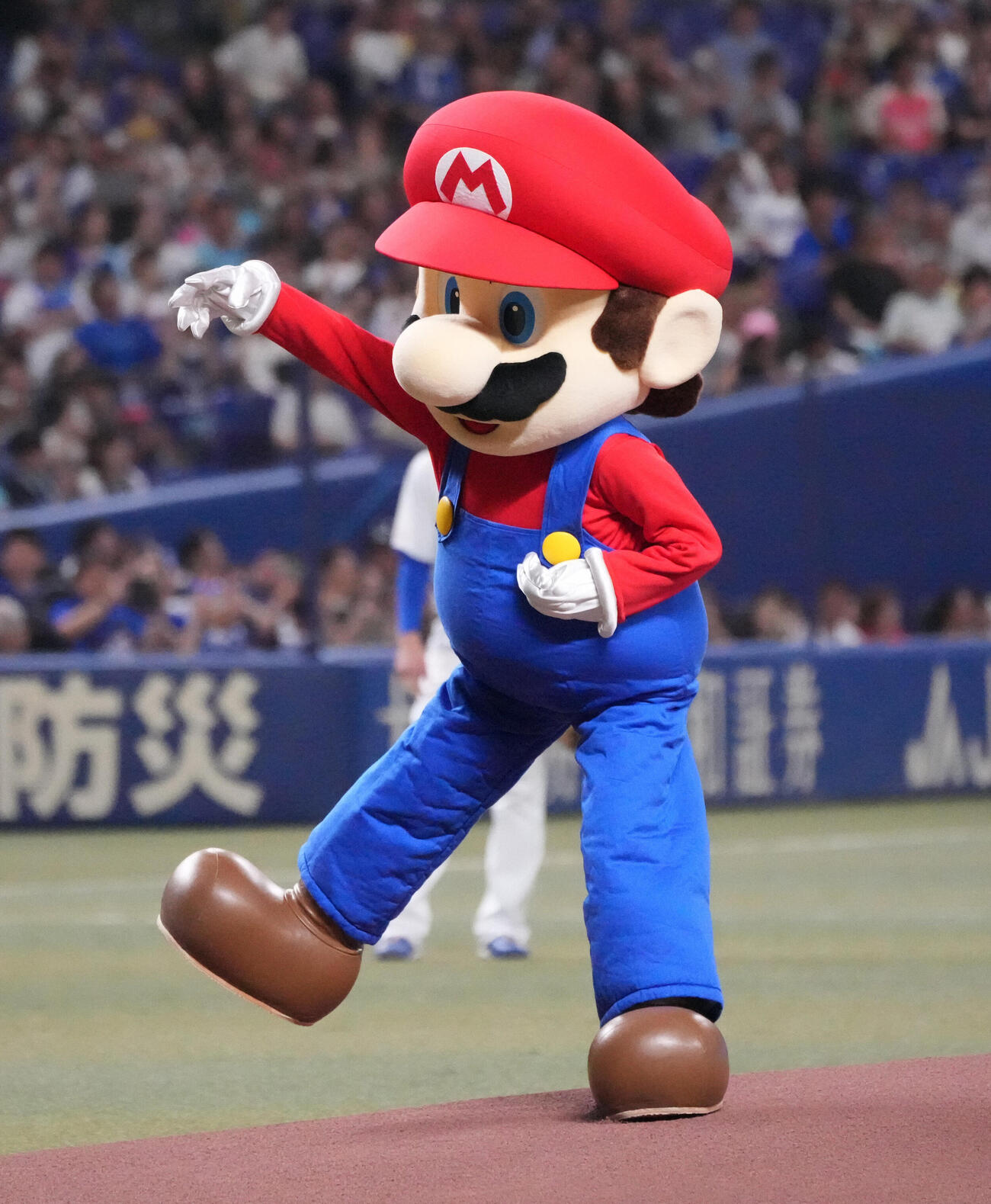 中日対DeNA　試合前、始球式を行うマリオ（撮影・森本幸一）