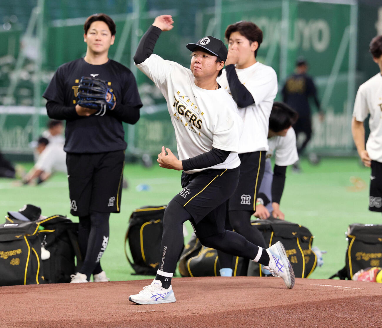 巨人対阪神　マウンド確認する阪神村上頌樹（撮影・浅見桂子）