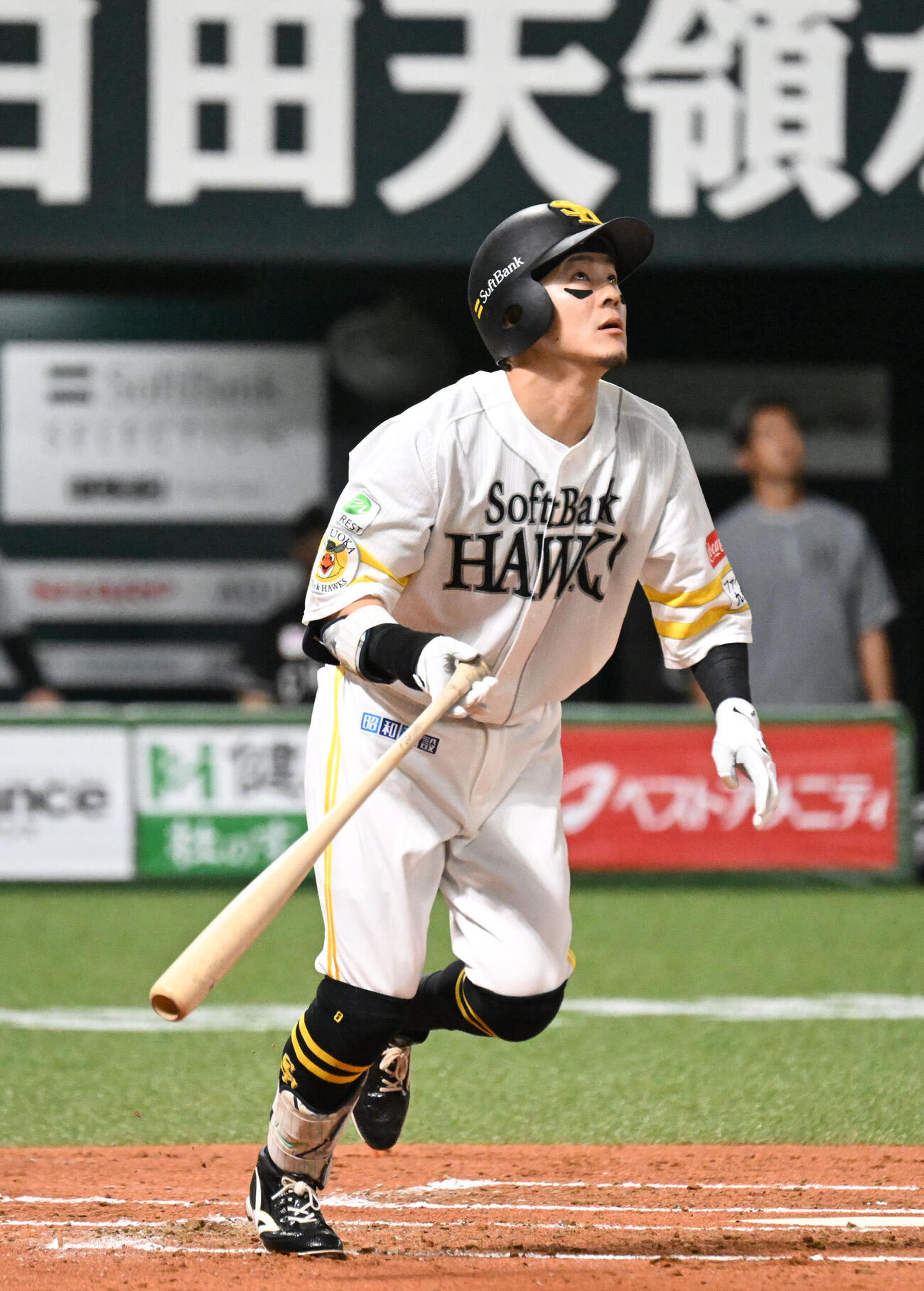 ソフトバンク対ロッテ　1回裏ソフトバンク1死二、三塁、牧原大成は右越えに3点本塁打を放つ（撮影・林敢治）