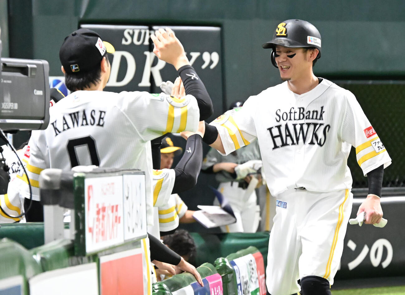 ソフトバンク対ロッテ　1回裏ソフトバンク1死二、三塁、牧原大成（右）は3点本塁打を放ちナインとタッチを交わす（撮影・林敢治）
