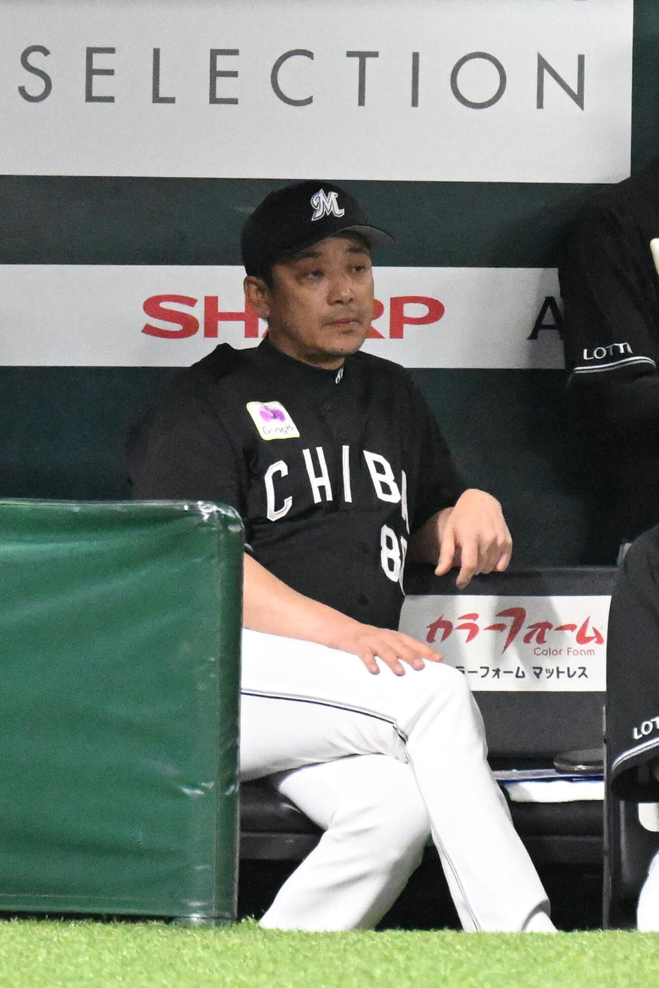 ソフトバンク対ロッテ　1回裏ソフトバンク1死二、三塁、リプレイ検証の結果、牧原大成の打球が本塁打となり厳しい表情を見せるサブロー監督（撮影・林敢治）