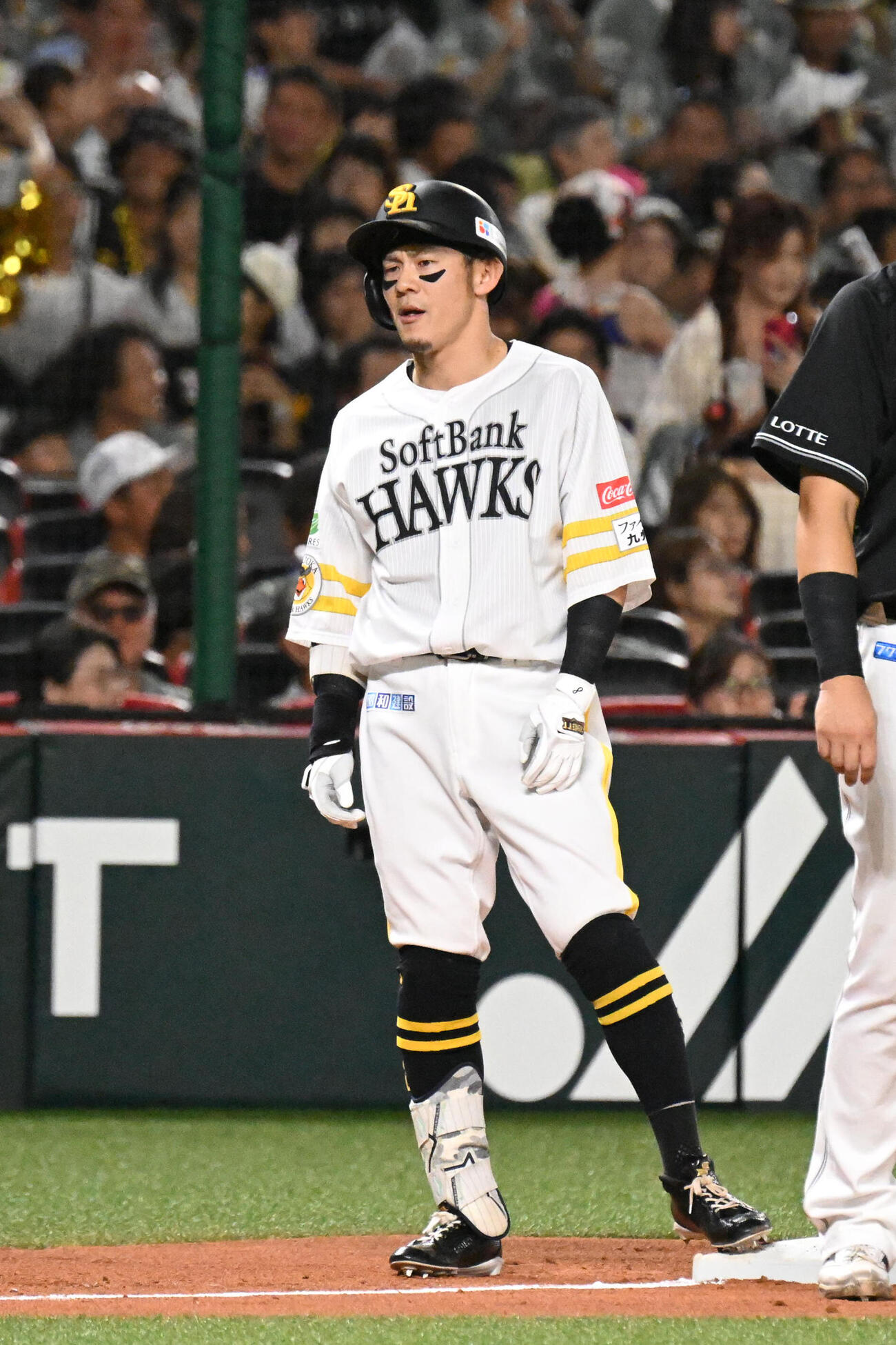 ソフトバンク対ロッテ　1回裏ソフトバンク1死二、三塁、牧原大成は左越えに打球を運び三塁に到達する（撮影・林敢治）