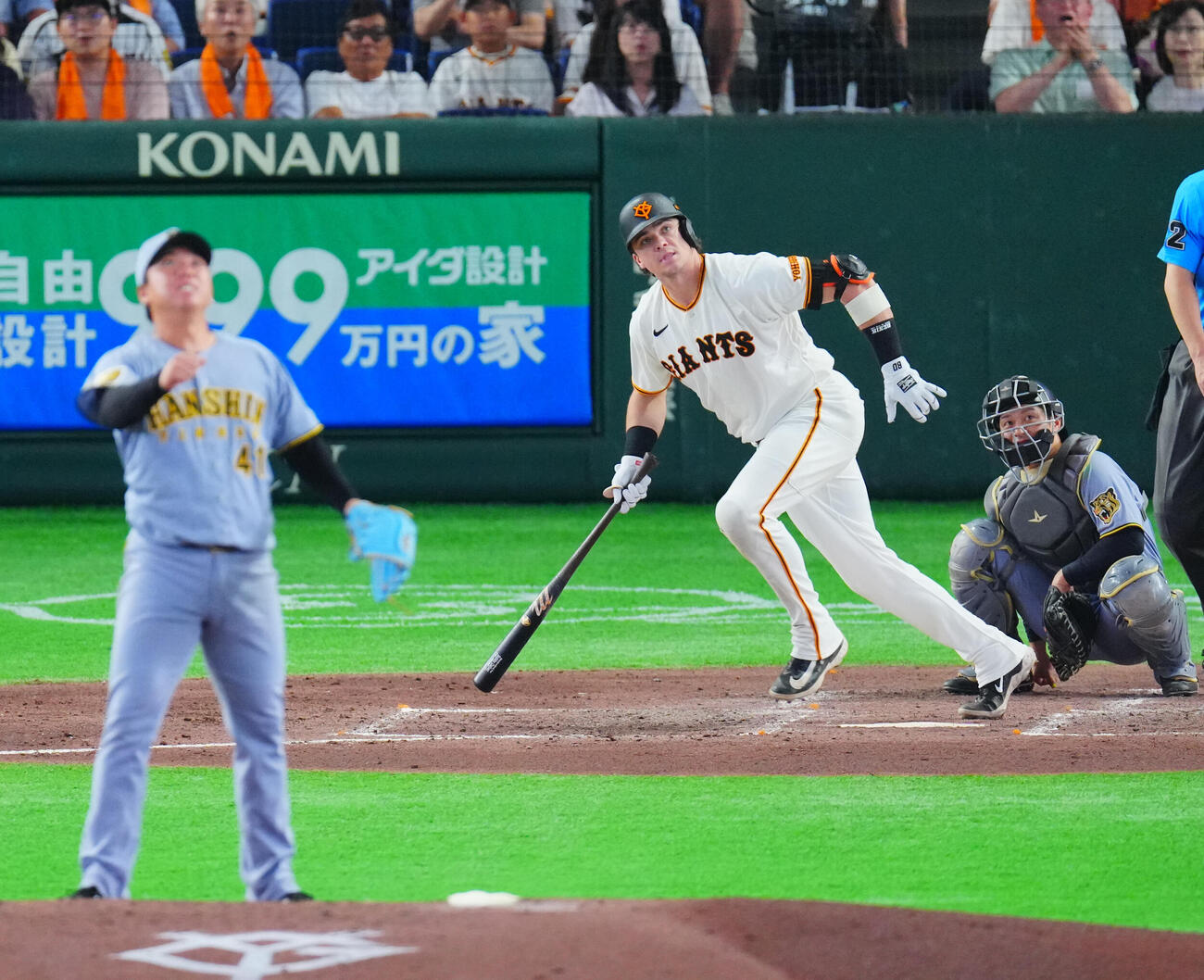 巨人対阪神　4回裏巨人1死、ソロ本塁打を放つボビー・ダルベック。投手村上頌樹（撮影・垰建太）