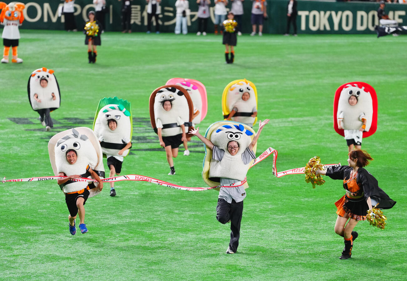 巨人対阪神　4回、すしレース（撮影・垰建太）