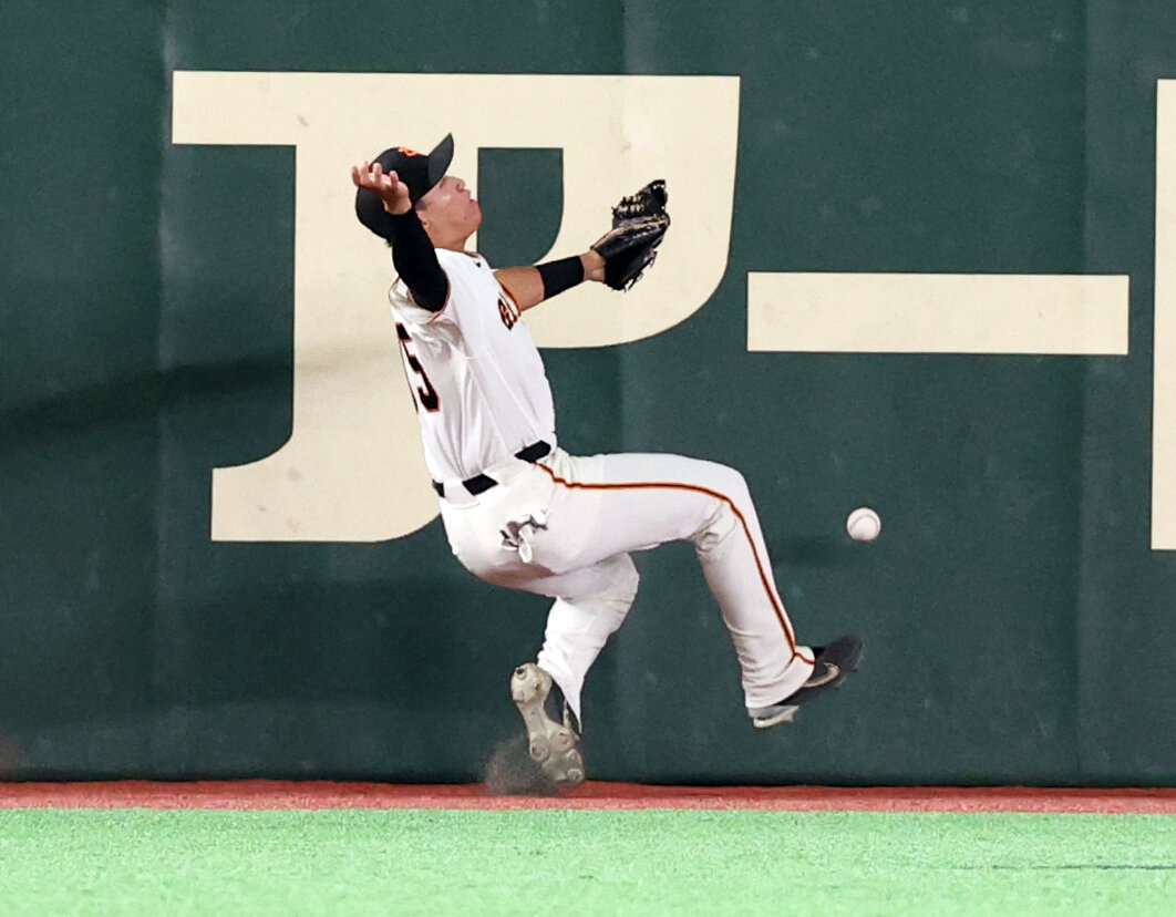 巨人対阪神　6回表阪神無死一、二塁、前川右京の打球を追った笹原操希だが捕れず適時二塁打にする（撮影・浅見桂子）