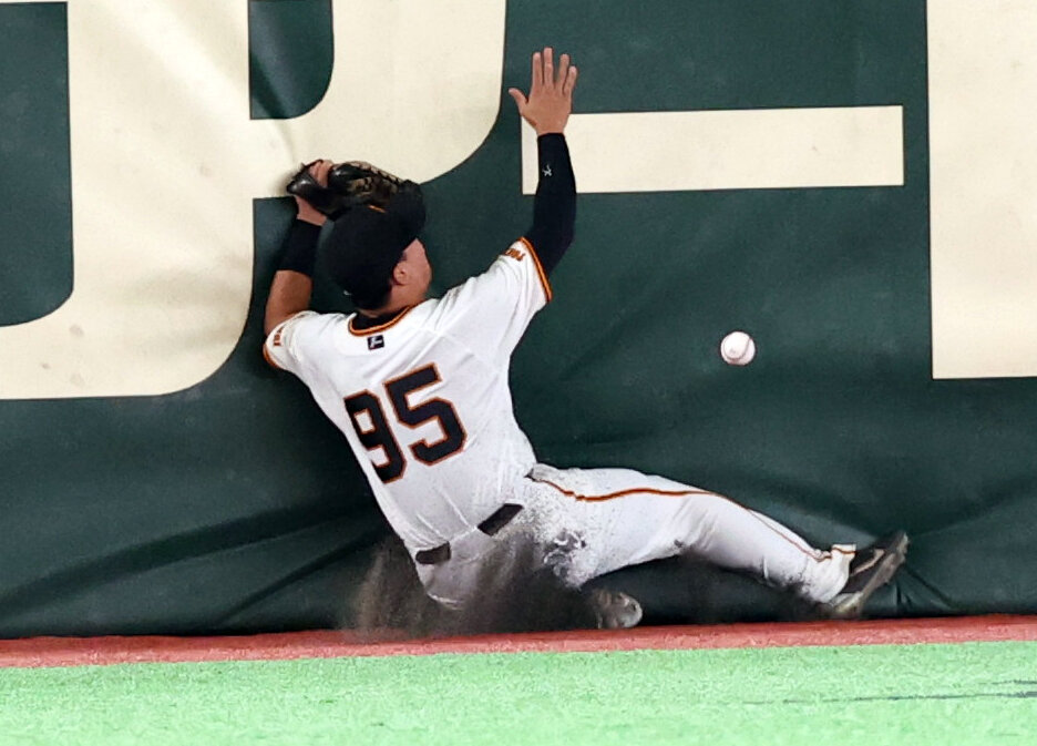 巨人対阪神　6回表阪神無死一、二塁、前川右京の打球を追った笹原操希だが捕れず適時二塁打にする（撮影・浅見桂子）