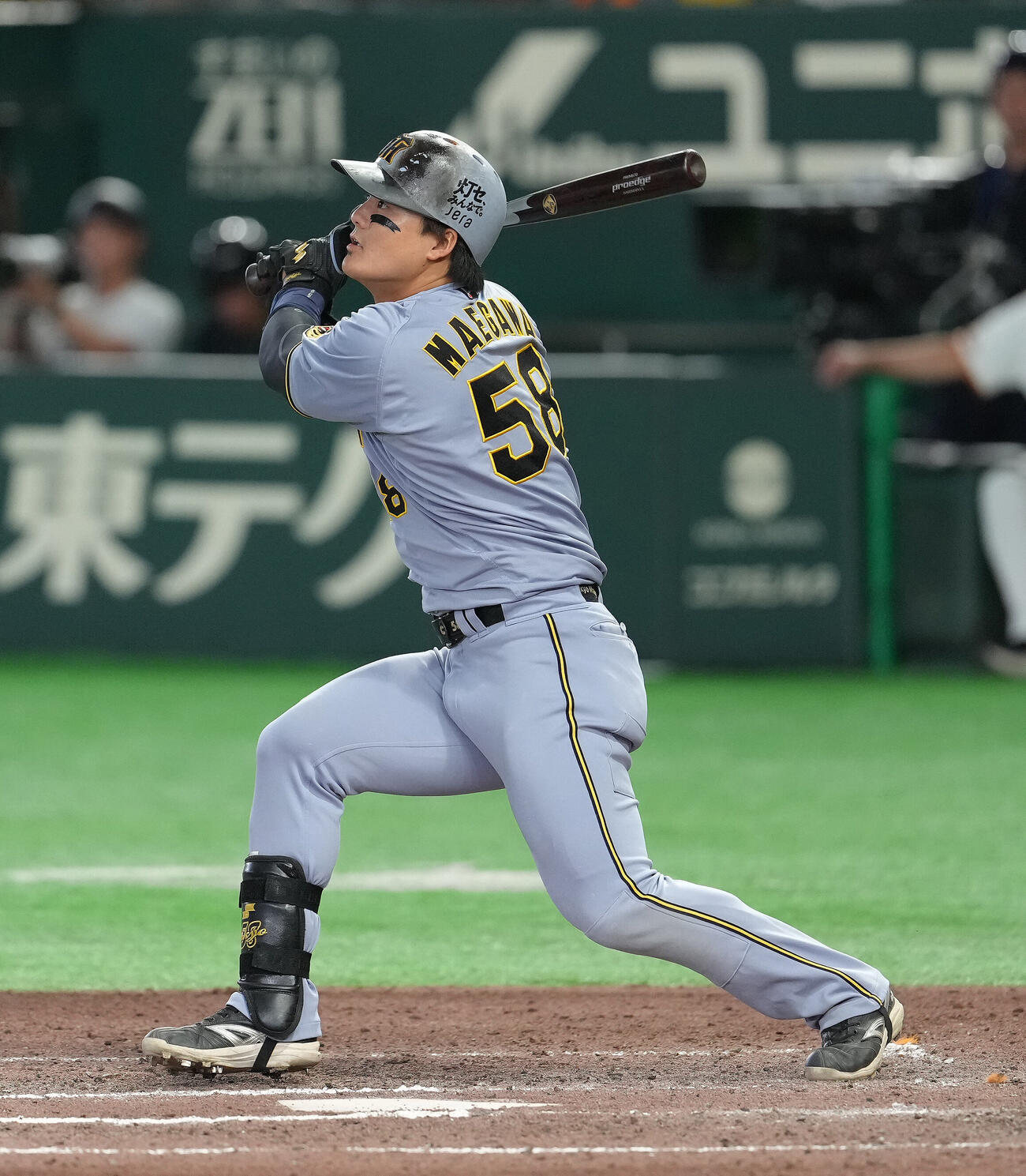 巨人対阪神　6回表阪神無死一、二塁、前川右京は適時二塁打を放つ（撮影・足立雅史）