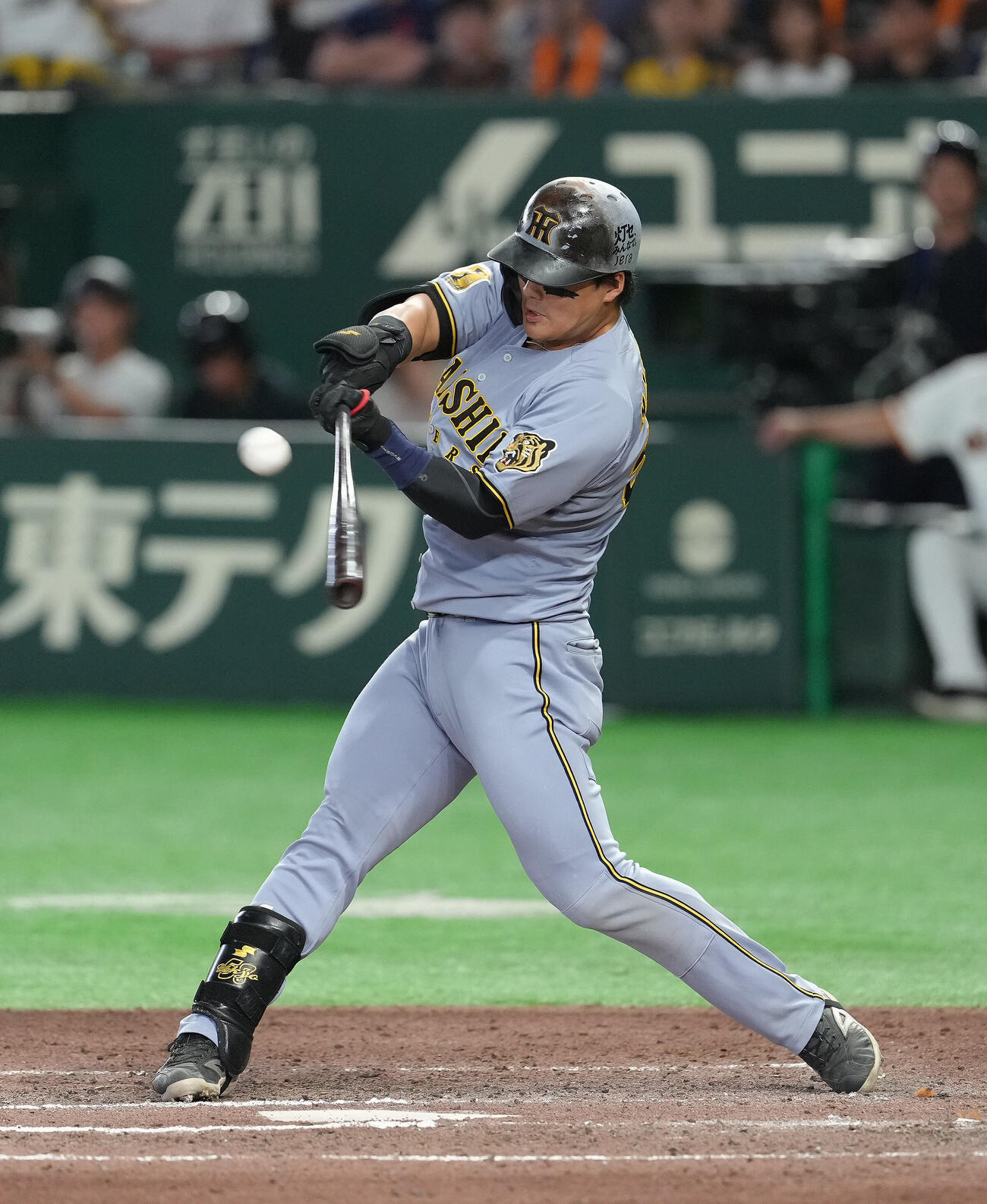 巨人対阪神　6回表阪神無死一、二塁、前川右京は適時二塁打を放つ（撮影・足立雅史）