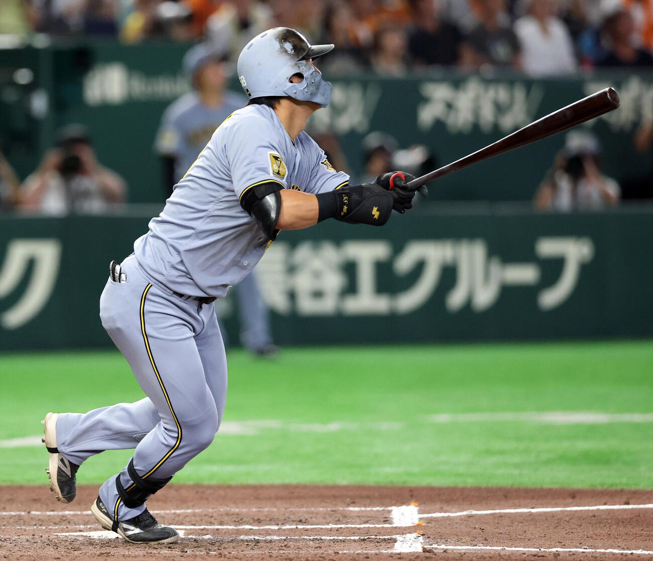 巨人対阪神　6回表阪神無死一、二塁、前川右京は適時二塁打を放つ（撮影・浅見桂子）