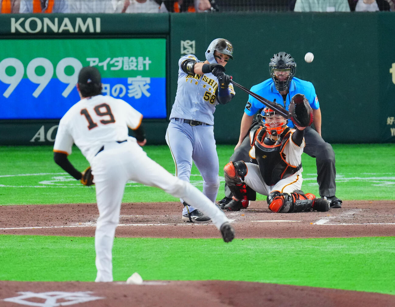 巨人対阪神　6回表阪神無死一、二塁、適時二塁打を放つ前川右京。投手山崎伊織（撮影・垰建太）