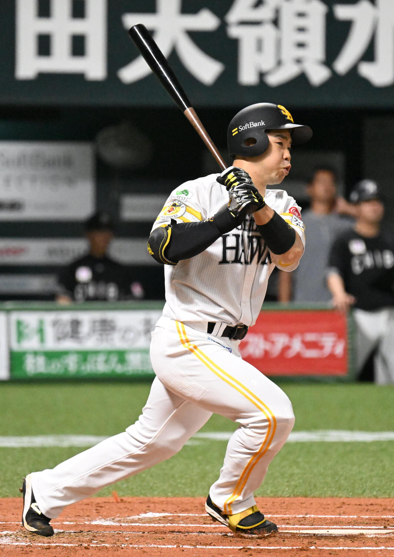 ソフトバンク対ロッテ　1回裏ソフトバンク1死一、二塁、近藤健介は先制適時打を放つ（撮影・林敢治）