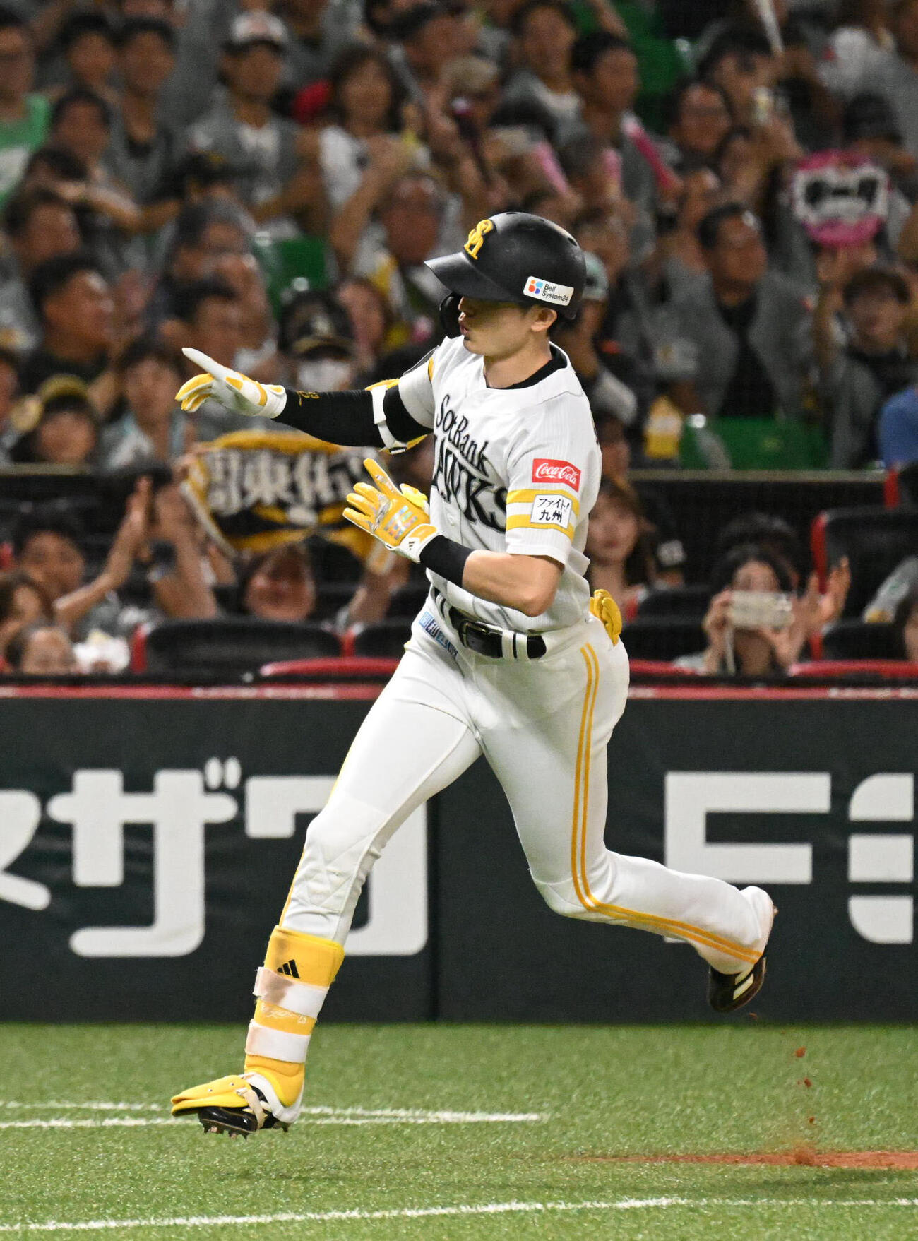 ソフトバンク対ロッテ　2回裏ソフトバンク2死、周東佑京は右越えに本塁打を放つ（撮影・林敢治）