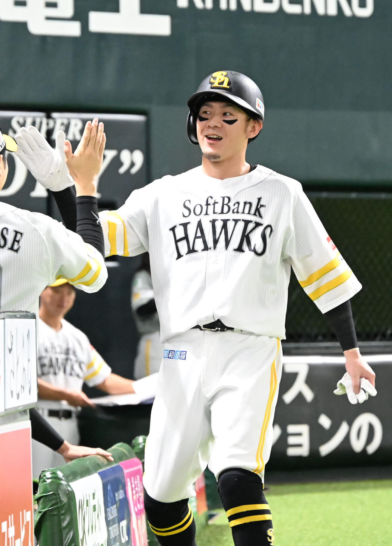 ソフトバンク対ロッテ　1回裏ソフトバンク1死二、三塁、牧原大成は3点本塁打を放ちナインとタッチを交わす（撮影・林敢治）