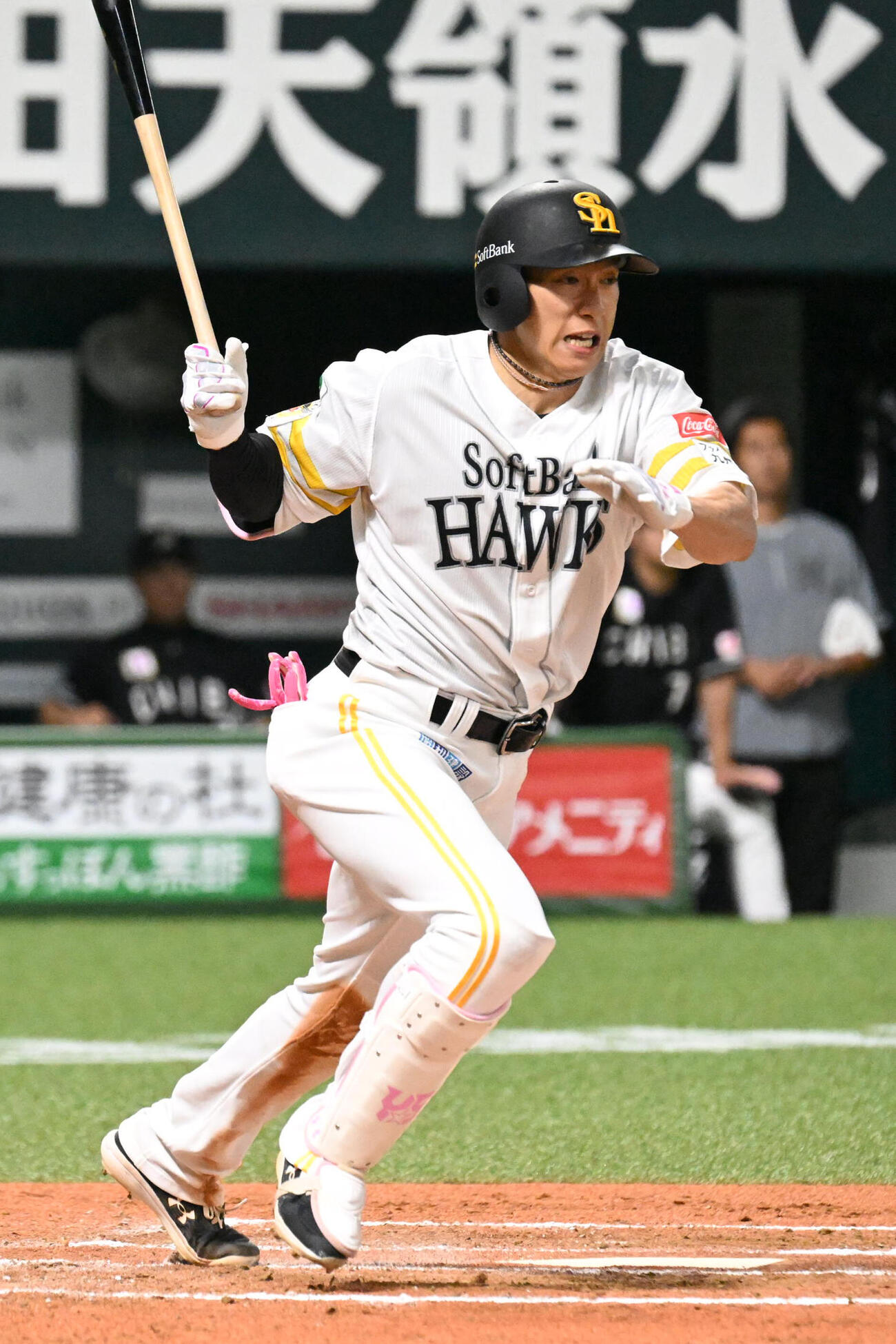 ソフトバンク対ロッテ　6回裏ソフトバンク1死一、二塁、柳田悠岐はネフタリ・ソトの失策により出塁、その間に二塁走者が生還する（撮影・林敢治）