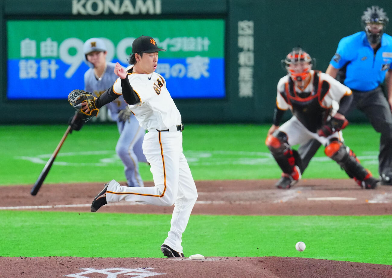 巨人対阪神　5回表阪神2死、中野拓夢の打球を足に当てる山崎伊織（撮影・垰建太）