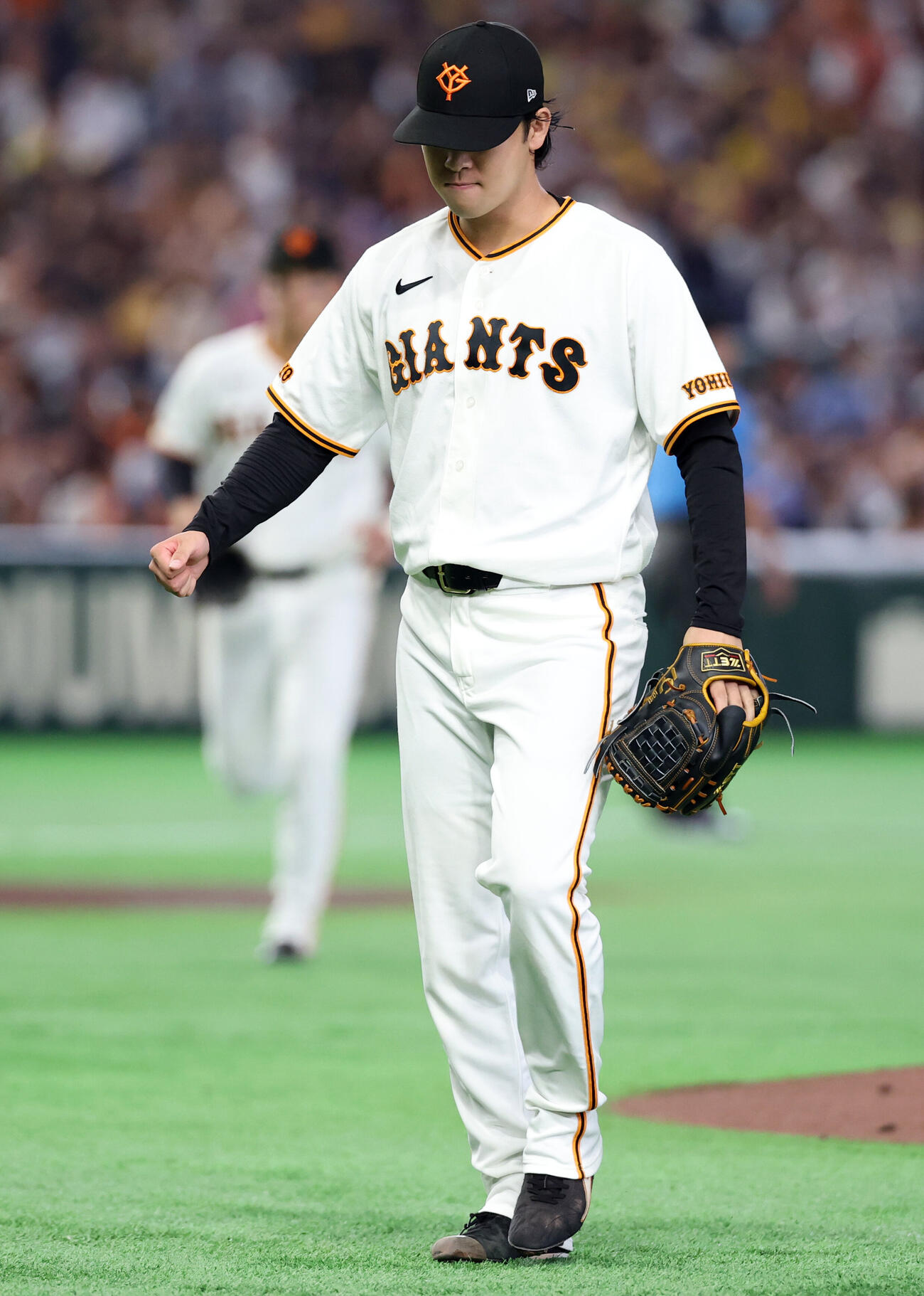 巨人対阪神　1回表阪神2死二塁、佐藤輝明を三振に仕留め、小さくガッツポーズする山崎伊織（撮影・浅見桂子）