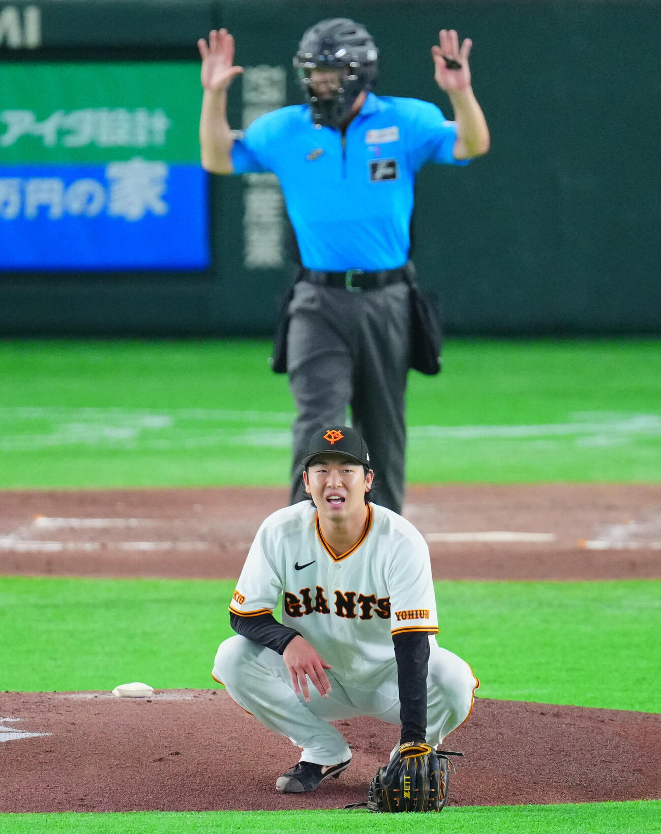 巨人対阪神　5回表阪神2死、中野拓夢に内野安打を許し悔しげな山崎伊織（撮影・垰建太）