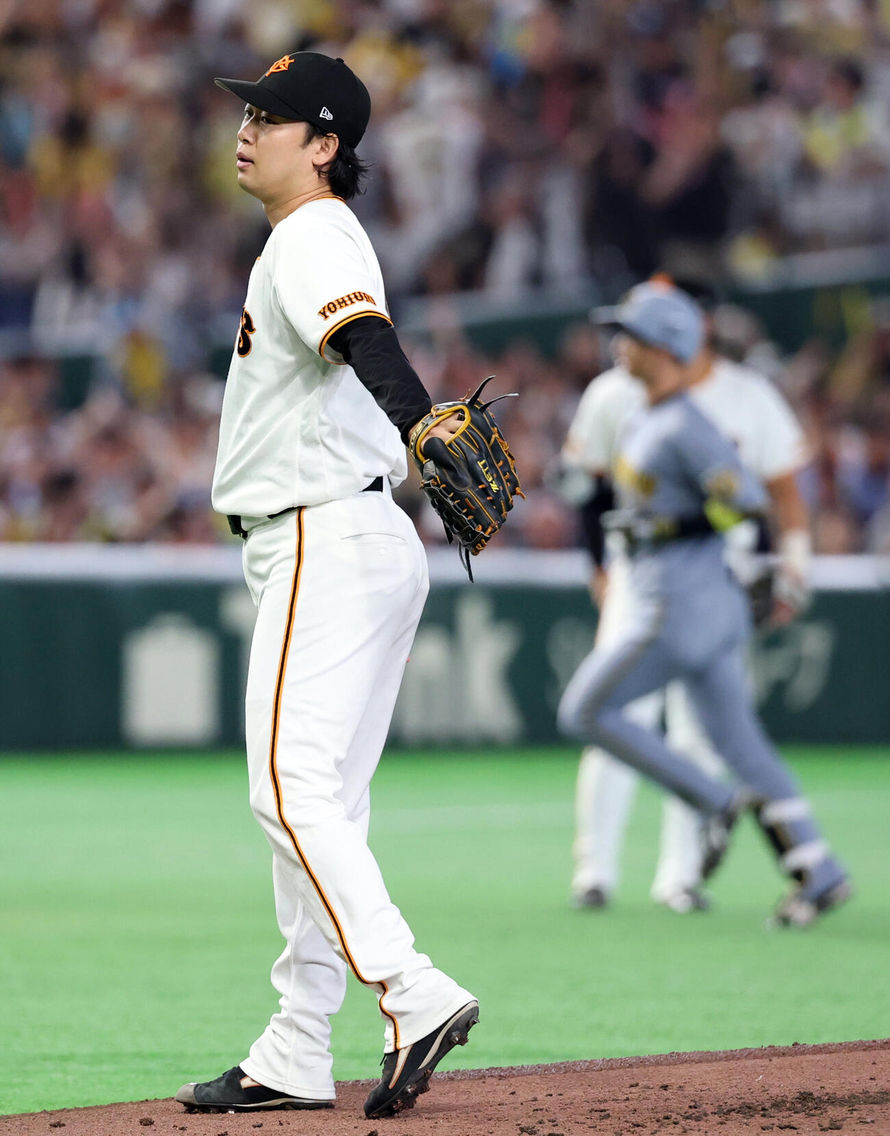 巨人対阪神　3回表阪神1死、近本光司（後方）にソロ本塁打を浴びがっくりの山崎伊織（撮影・浅見桂子）