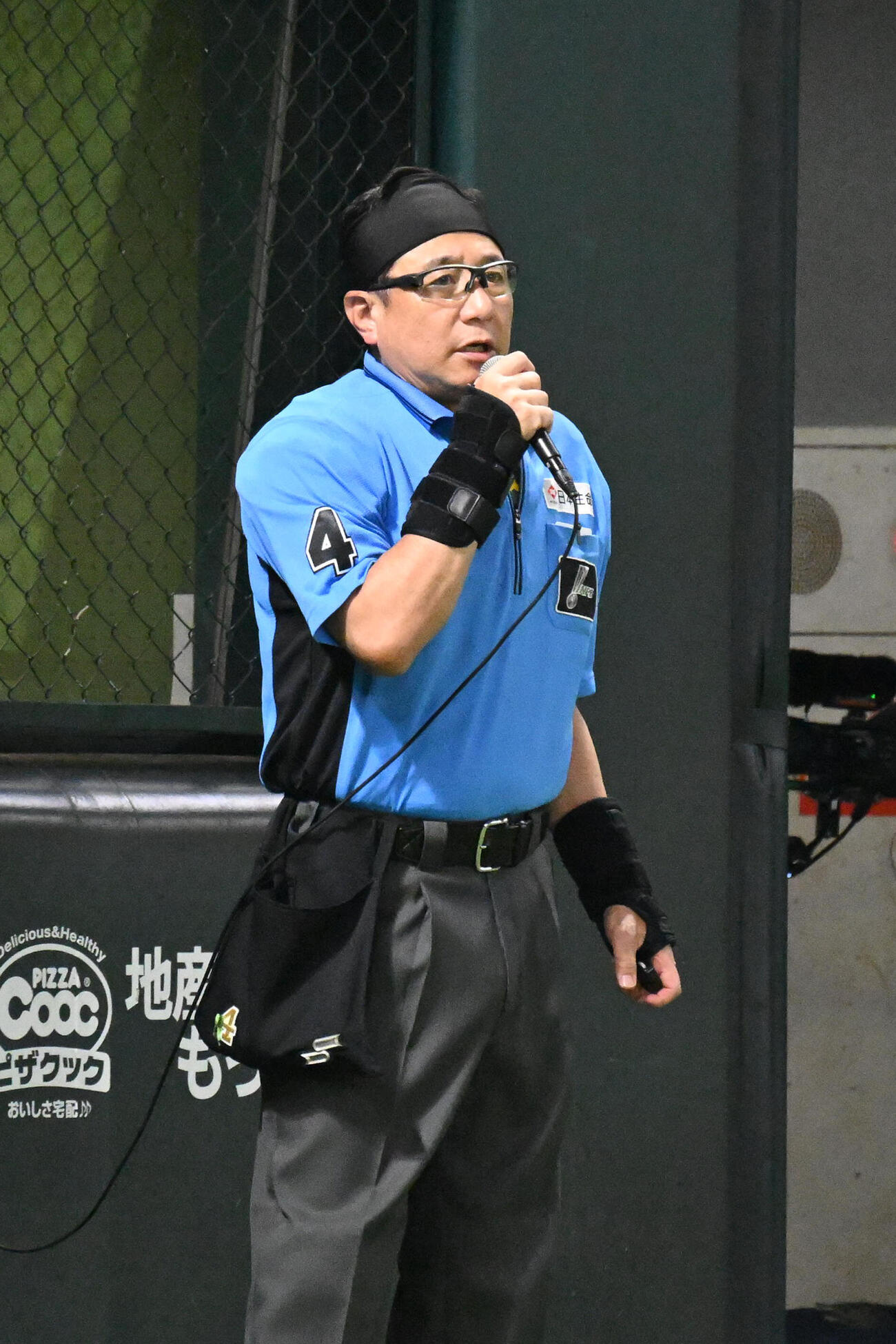 ソフトバンク対ロッテ　1回裏ソフトバンク1死二、三塁、リプレー検証の結果を説明する吉本文弘球審（撮影・林敢治）