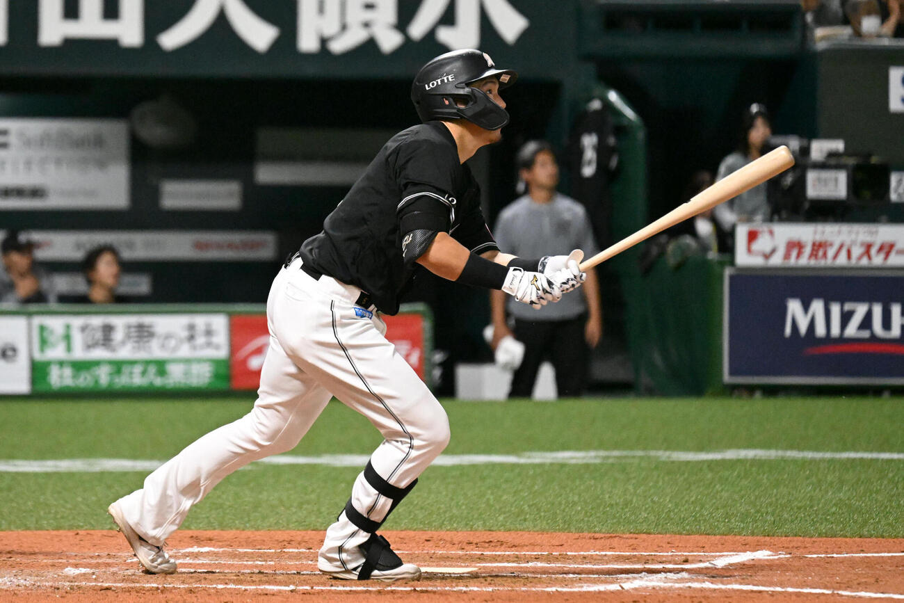 ソフトバンク対ロッテ　7回表ロッテ無死、安田尚憲は右越えに本塁打を放つ（撮影・林敢治）