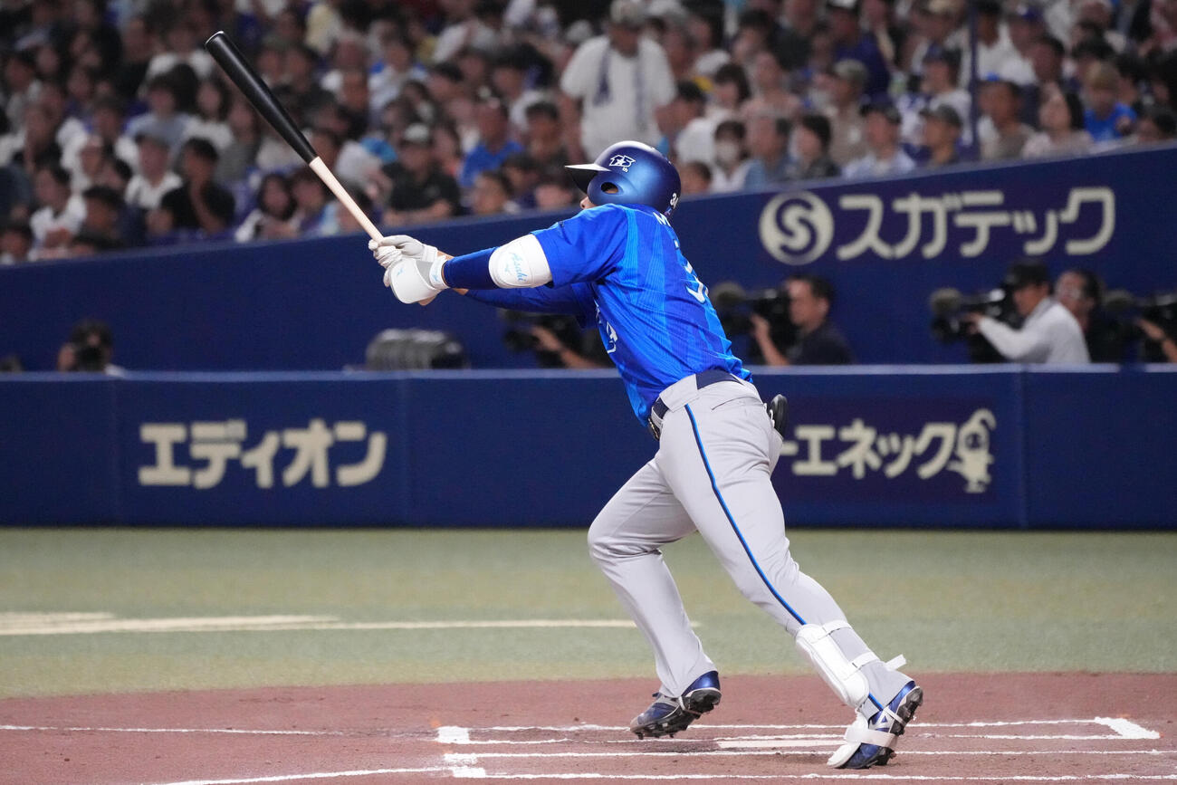 中日対DeNA 6回表DeNA2死、本塁打を放つ宮下朝陽（撮影・森本幸一）