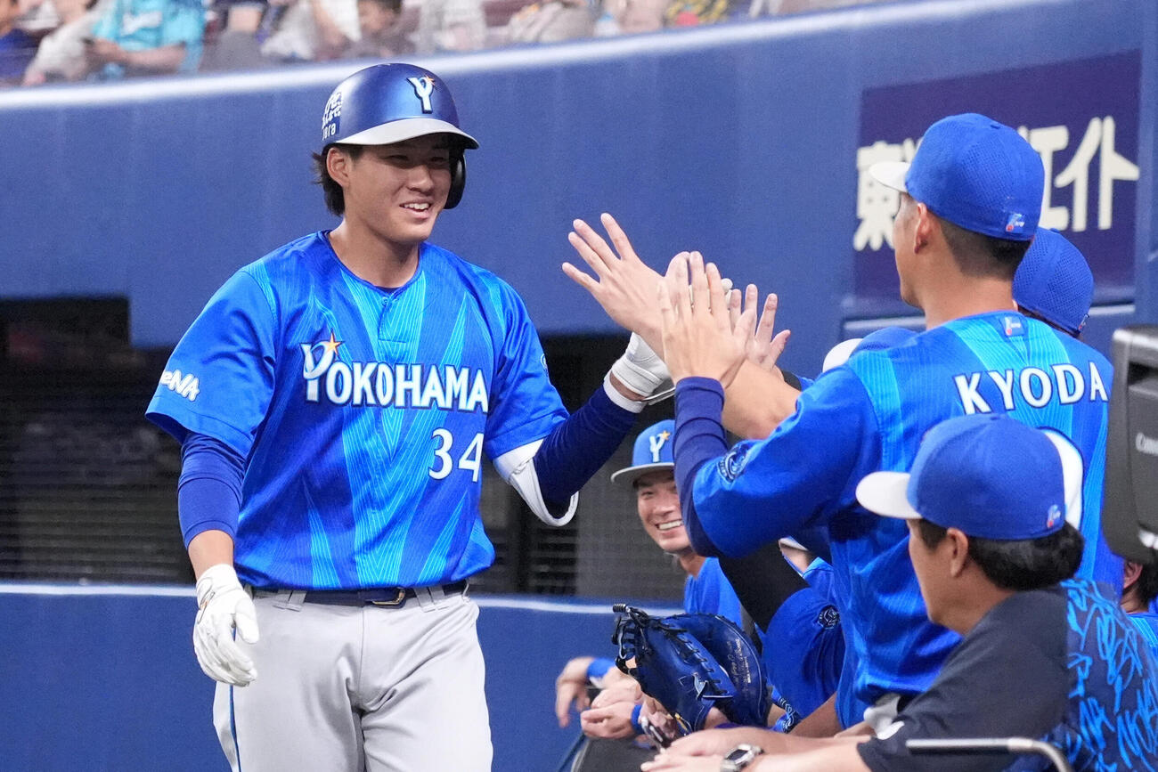 中日対DeNA 6回表DeNA2死、宮下朝陽（左）は本塁打を放ちナインとタッチを交わす（撮影・森本幸一）