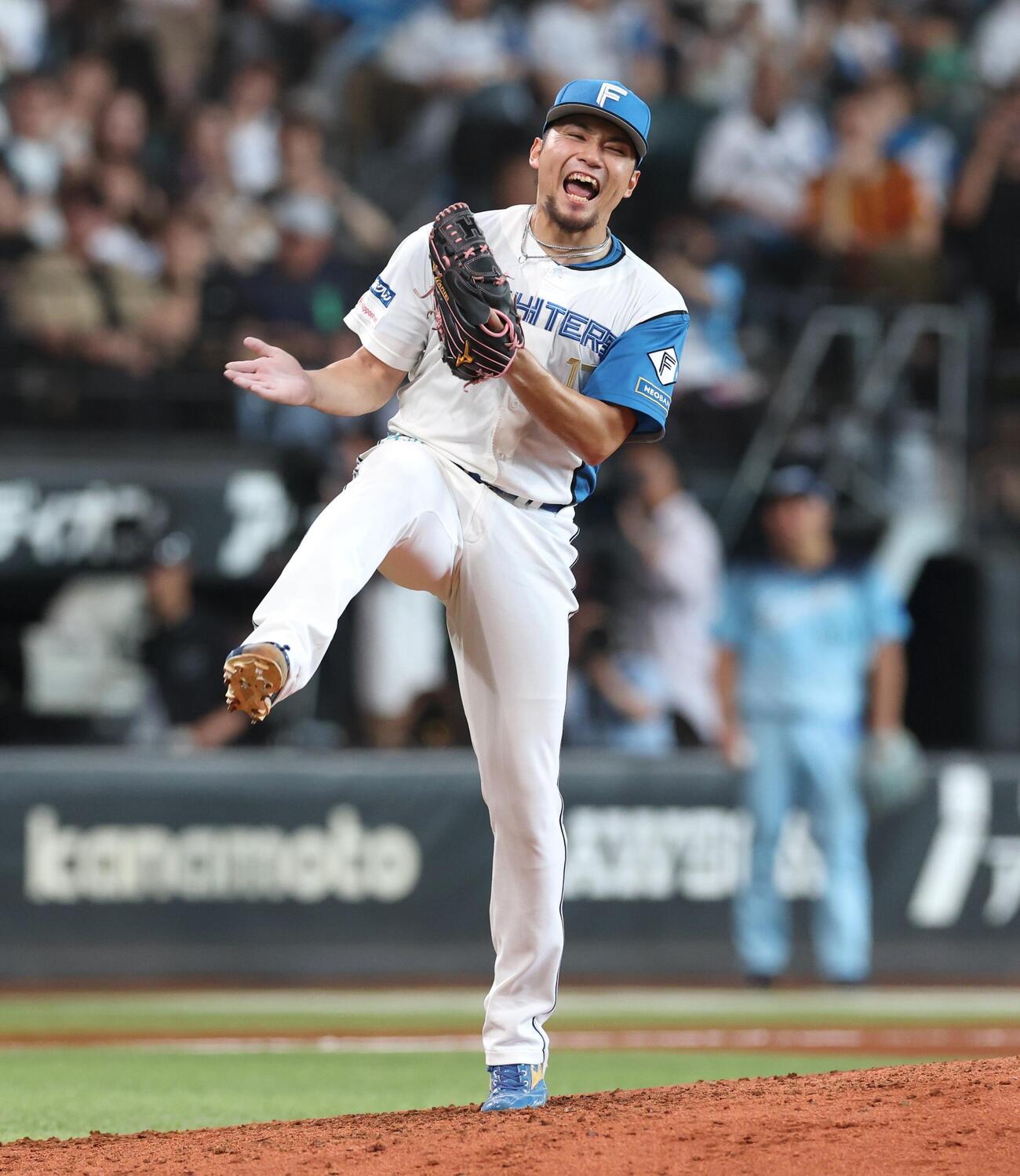 日本ハム対西武　7回表西武2死一、二塁、中村剛也を三振にとり叫ぶ伊藤大海（撮影・黒川智章）