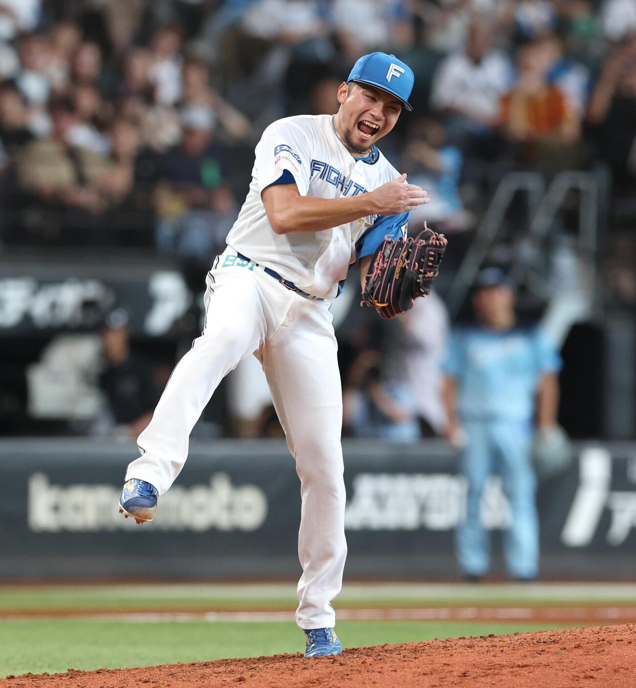 日本ハム対西武　7回表西武2死一、二塁、中村剛也を三振にとり叫ぶ伊藤大海（撮影・黒川智章）