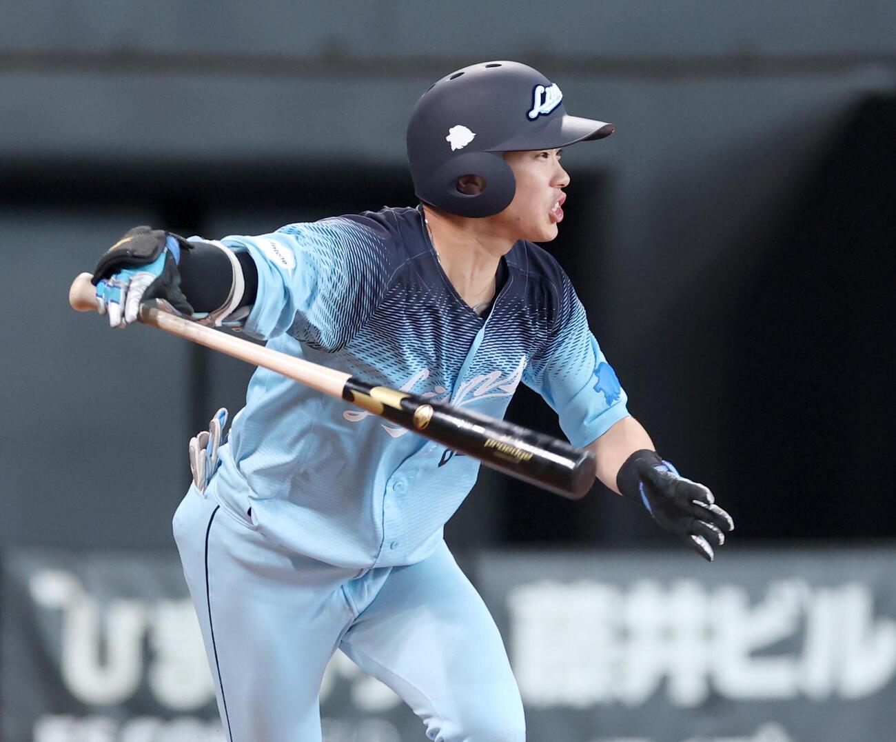 日本ハム対西武　8回表西武1死三塁、適時打を放つ滝沢夏央（撮影・黒川智章）