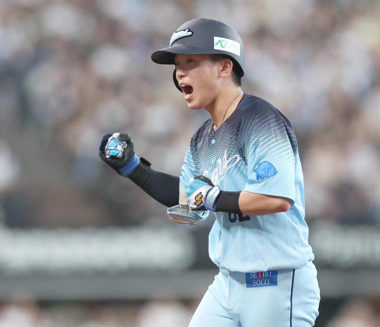 日本ハム対西武　8回表西武1死三塁、適時打を放ちガッツポーズの滝沢夏央（撮影・黒川智章）