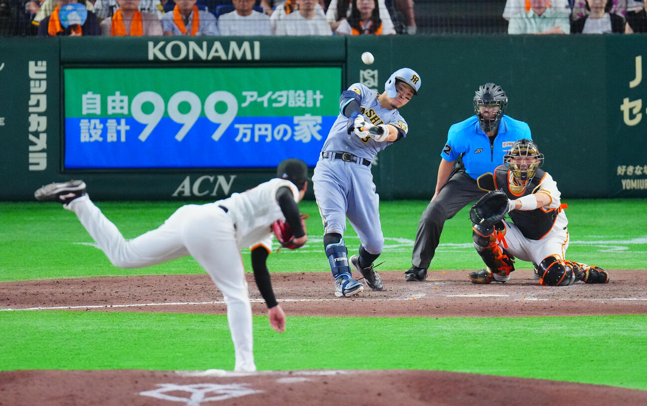 巨人対阪神　9回表阪神1死一塁、2点本塁打を放つ佐藤輝明。投手代木大和（撮影・垰建太）