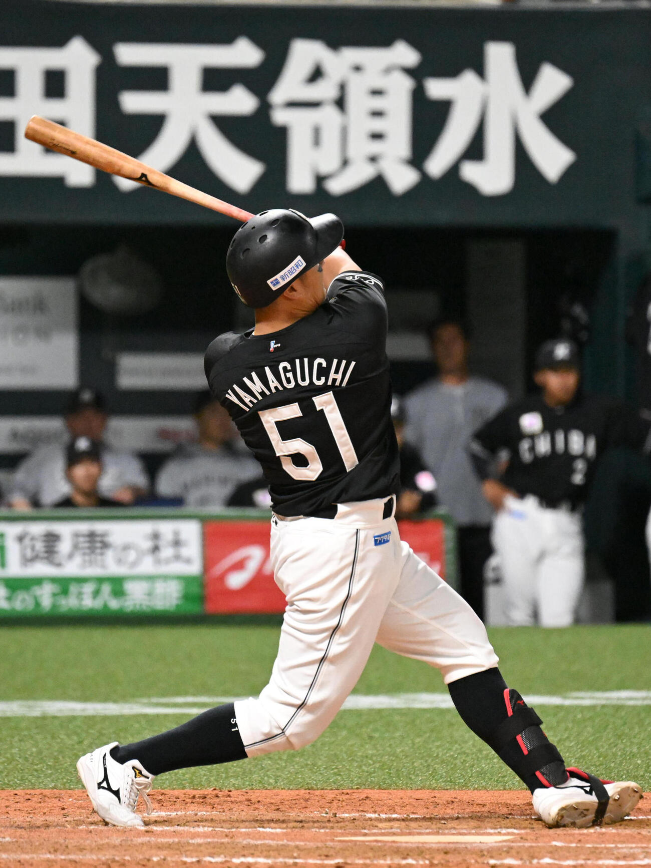 ソフトバンク対ロッテ　9回表ロッテ2死、山口航輝は左越えに本塁打を放つ（撮影・林敢治）