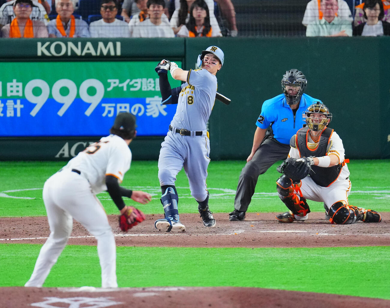 巨人対阪神　9回表阪神1死一塁、2点本塁打を放つ佐藤輝明。投手代木大和（撮影・垰建太）