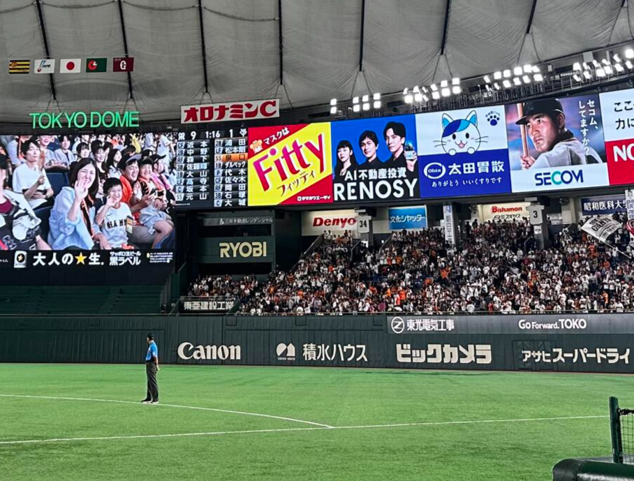 巨人対阪神　9回表阪神の攻撃で佐藤輝明が当てたリノシーの広告(撮影・浅見桂子)