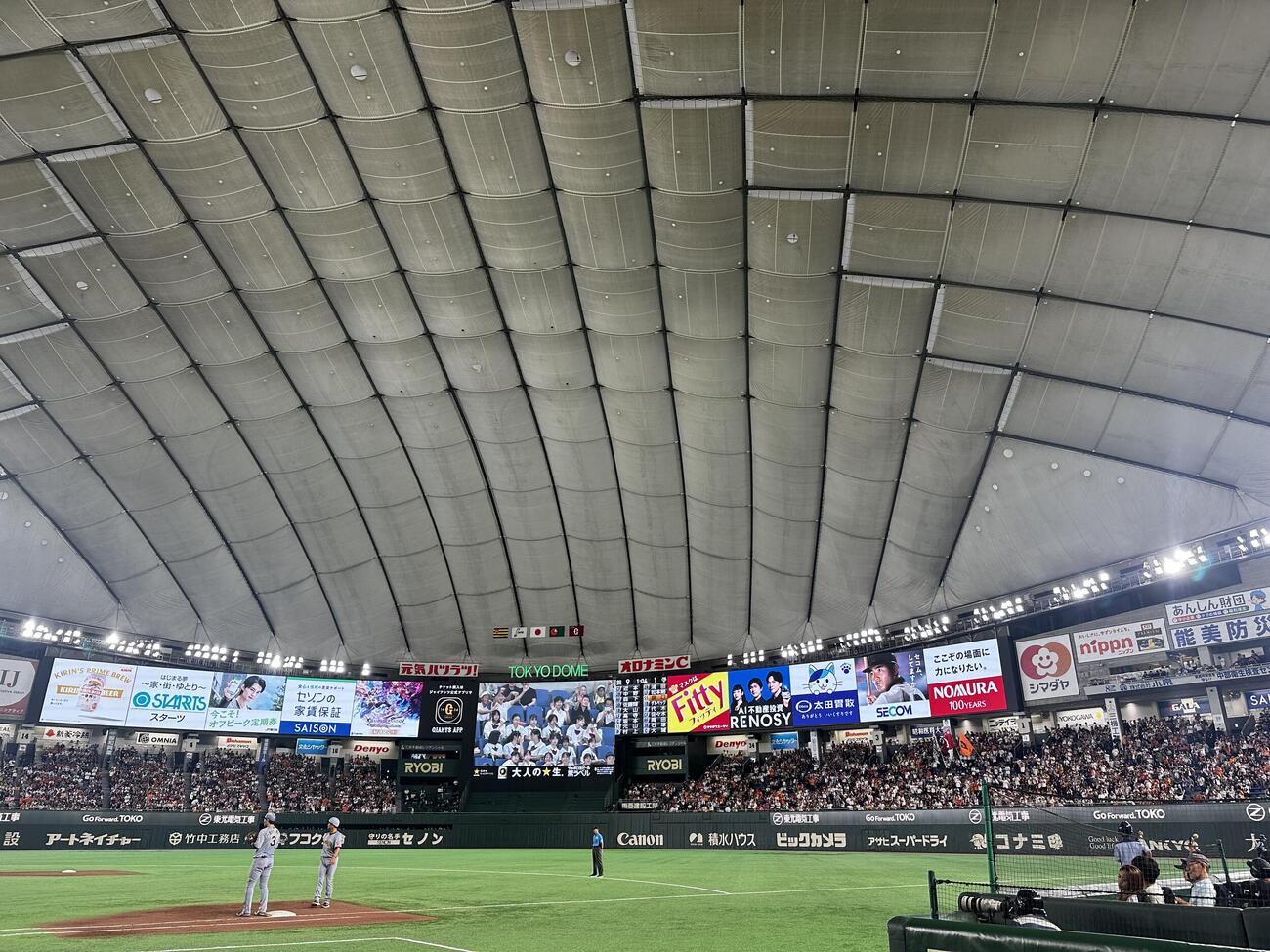 巨人対阪神　9回表阪神の攻撃で佐藤輝明が当てたリノシーの広告(撮影・浅見桂子)