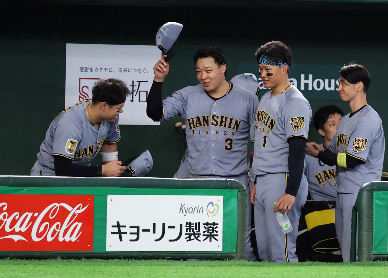 巨人対阪神　9回表阪神1死一塁、佐藤輝明（左）が放った2点本塁打がリノシーの看板に当たって100万円贈呈のアナウンスに、森下翔太、大山悠輔らが「ごっつぁんです」と頭を下げる（撮影・浅見桂子）