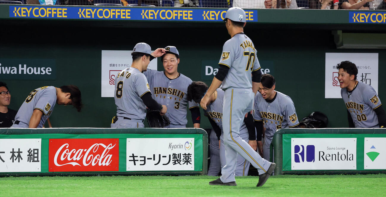 巨人対阪神　9回表阪神1死一塁、佐藤輝明（中央）が放った2点本塁打の打球がリノシーの看板に当たって100万円贈呈のアナウンスに、森下翔太、大山悠輔らが「ごっつぁんです」と頭を下げる（撮影・浅見桂子）