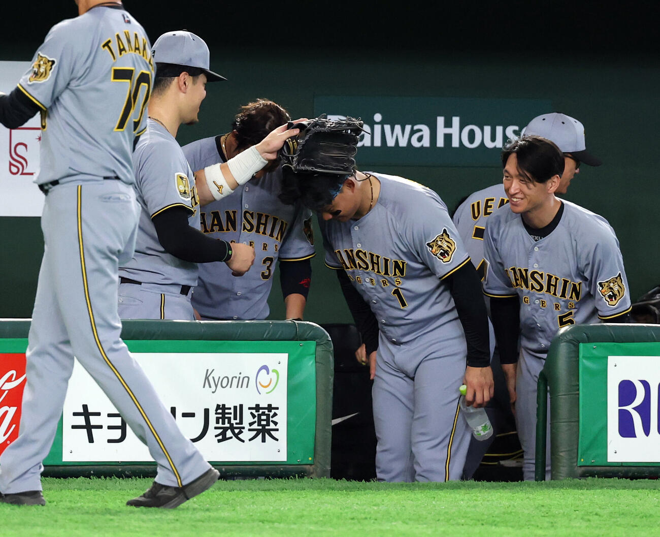 巨人対阪神　9回表阪神1死一塁、佐藤輝明（左）が放った2点本塁打の打球がリノシーの看板に当たって100万円贈呈のアナウンスに、森下翔太、大山悠輔らが「ごっつぁんです」と頭を下げる（撮影・浅見桂子）