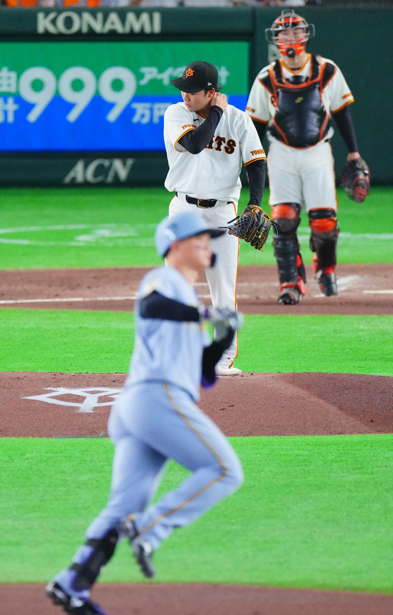 巨人対阪神　3回表阪神2死、森下翔太（手前）にソロ本塁打を浴びる山崎伊織（撮影・垰建太）