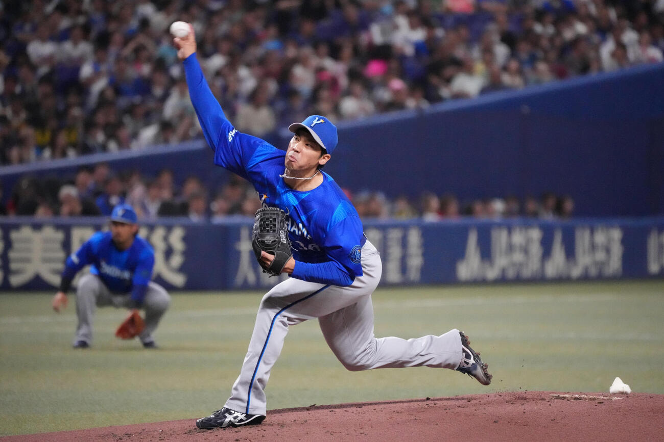 中日対DeNA 1回裏、登板するDeNA先発の尾形崇斗（撮影・森本幸一）