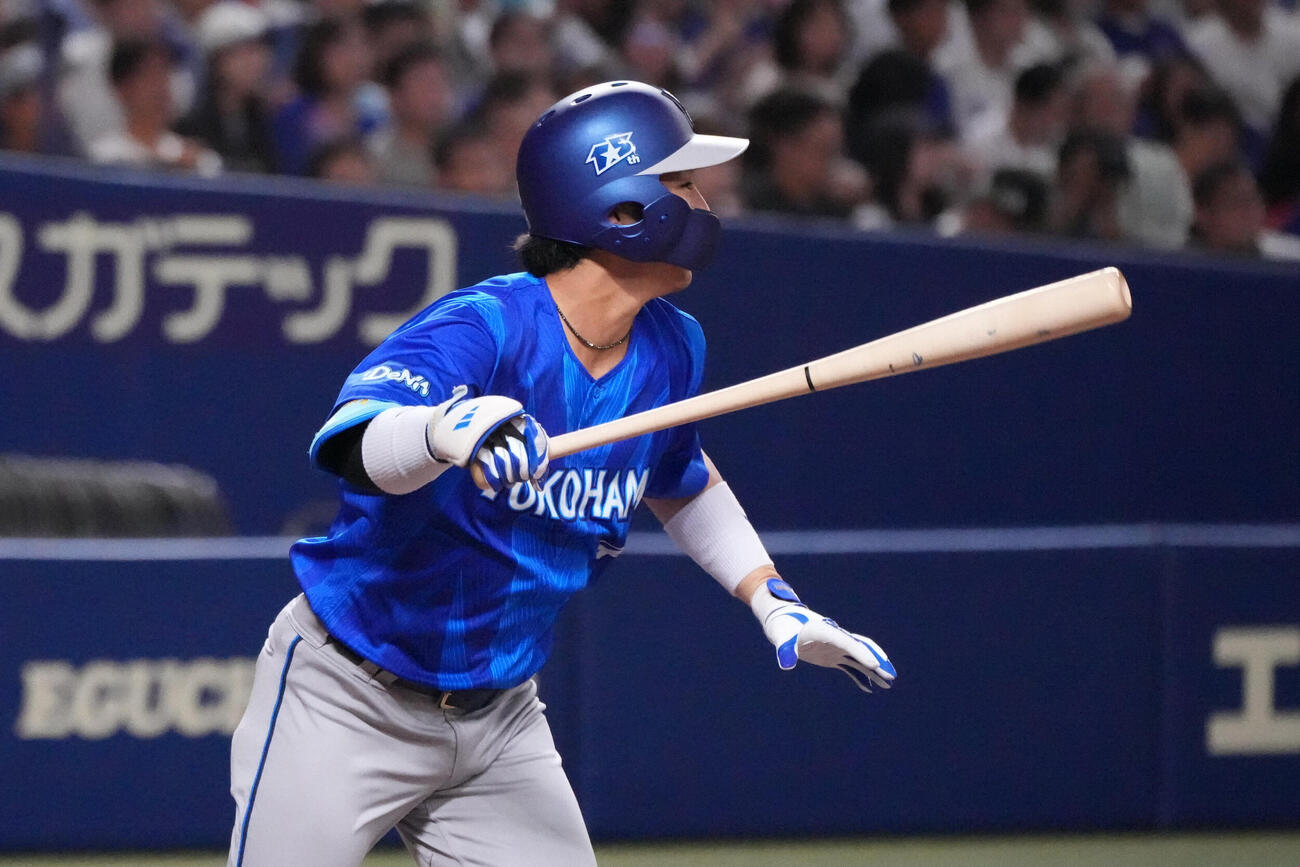 中日対DeNA 3回表DeNA1死、安打を放つ度会隆輝（撮影・森本幸一）
