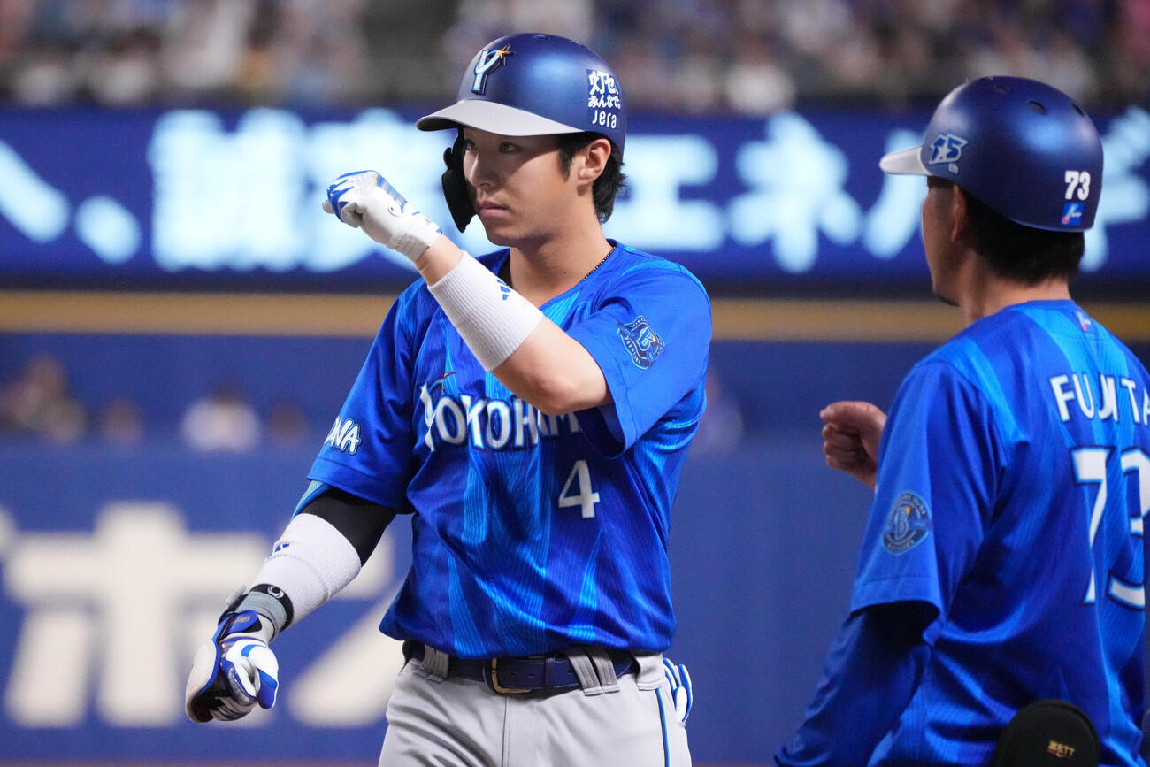 中日対DeNA 3回表DeNA1死、安打を放ち出塁する度会隆輝（撮影・森本幸一）