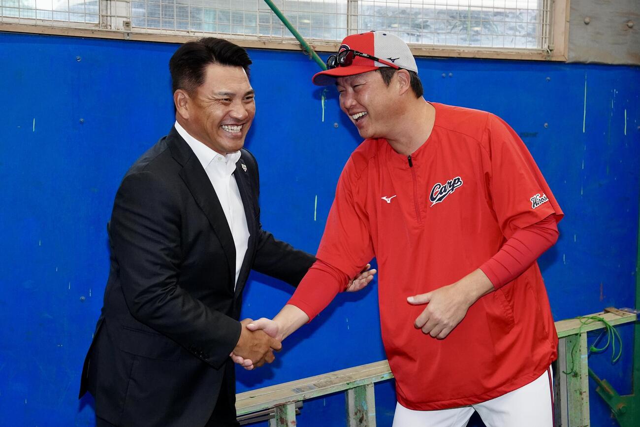 視察し広島新井貴浩監督（右）と握手を交わす侍ジャパン井口資仁監督（撮影・江口和貴）