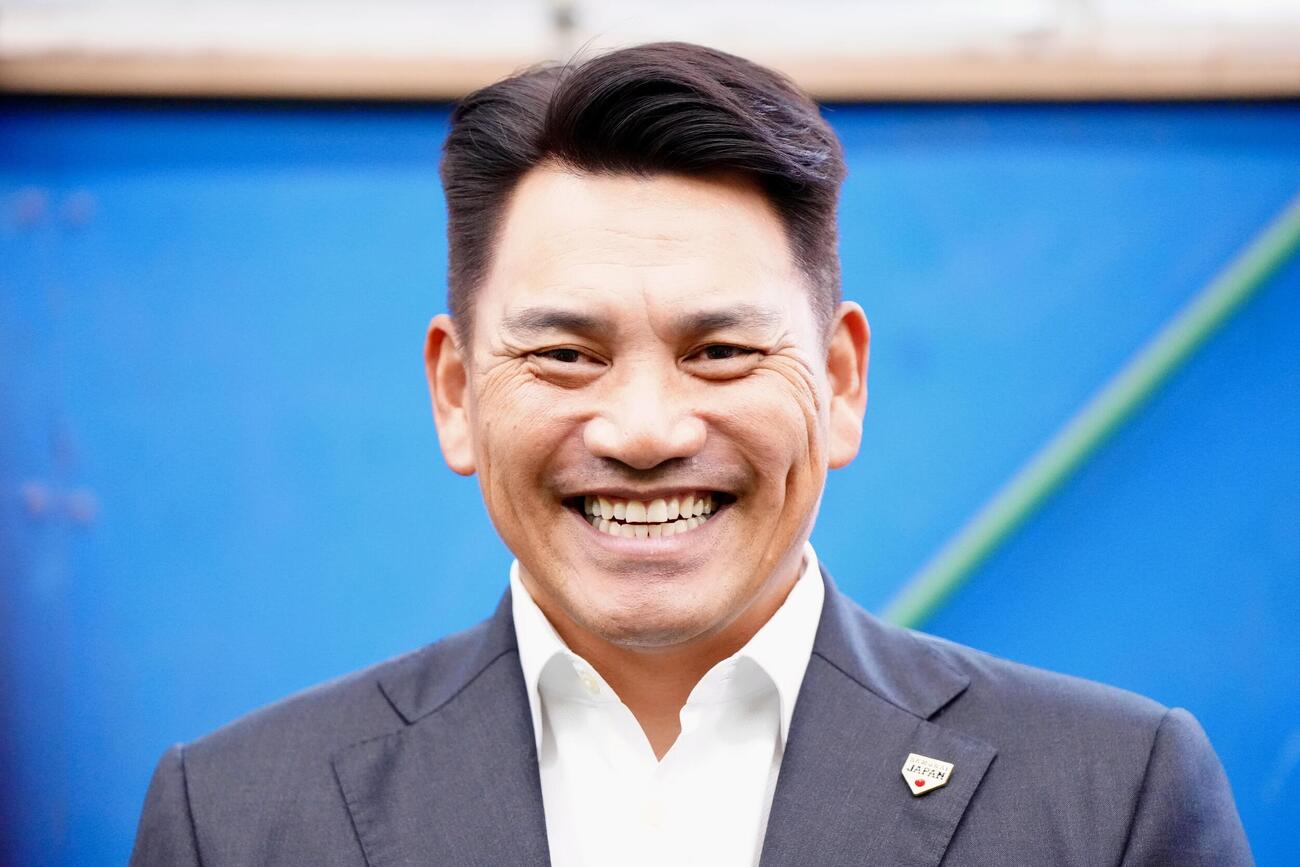 ヤクルトと広島の両監督にあいさつし、取材に応じる侍ジャパン井口資仁監督（撮影・江口和貴）