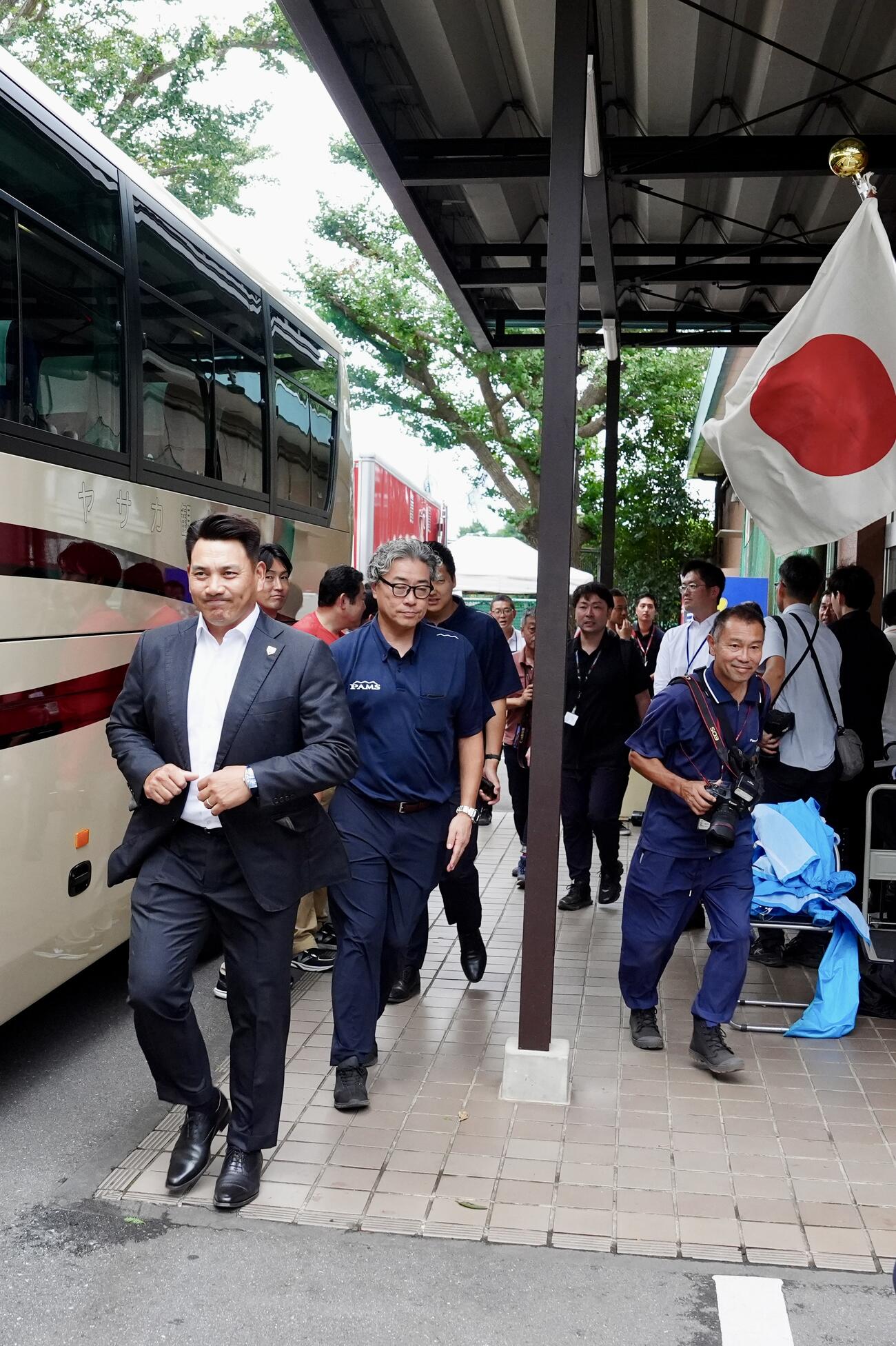 ヤクルトと広島の両監督にあいさつし、引き揚げる侍ジャパン井口資仁監督（左端）（撮影・江口和貴）