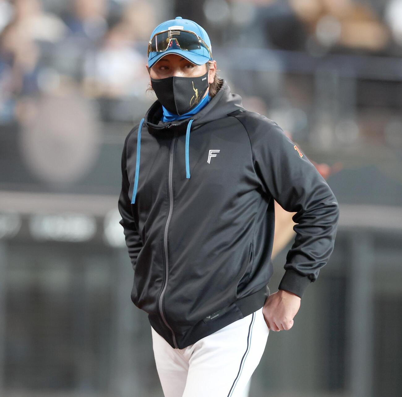 日本ハム対西武　投手交代を告げる新庄剛志監督（撮影・黒川智章）