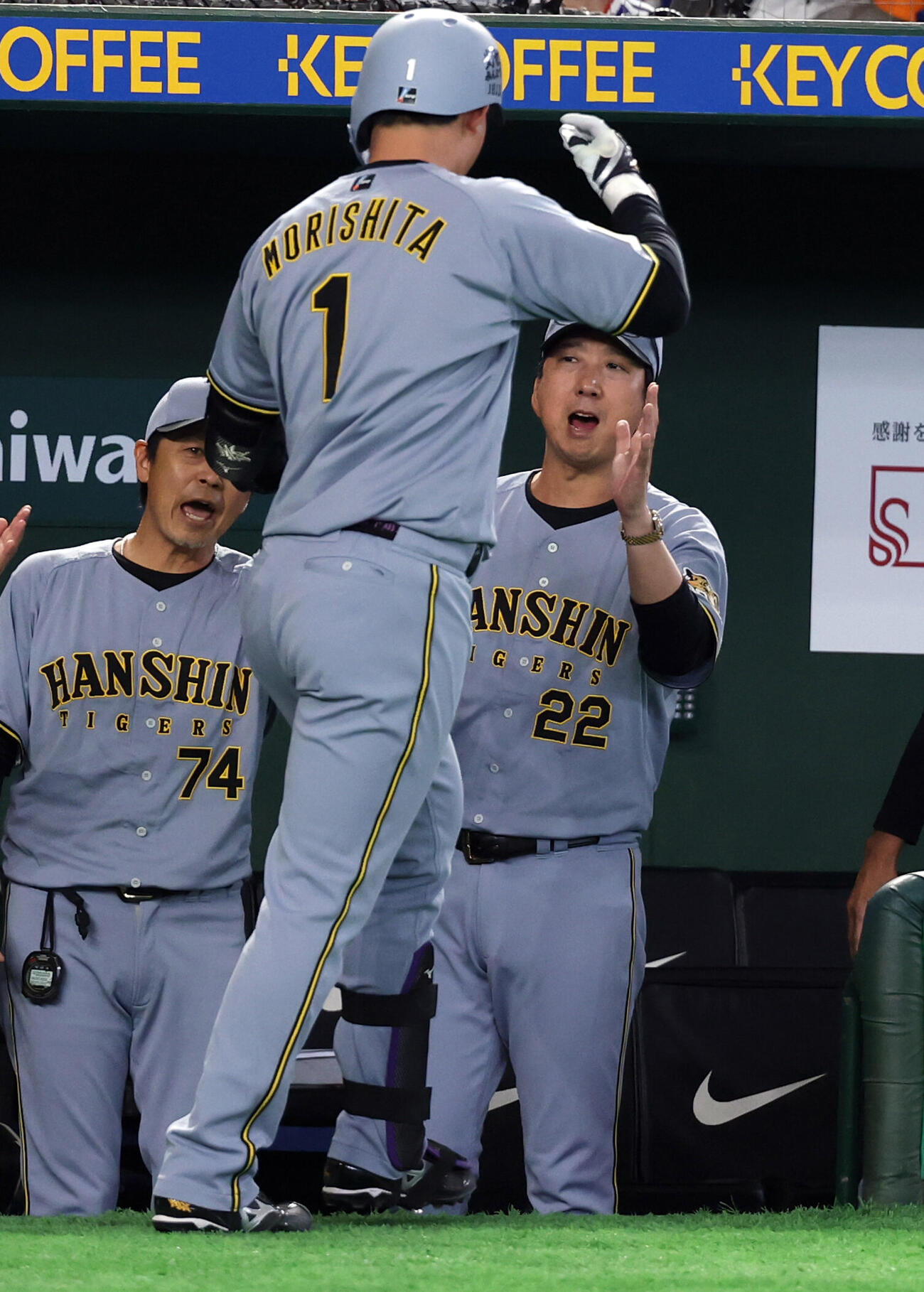 巨人対阪神　3回表阪神2死、森下翔太（手前）がソロ本塁打を放ち、迎える藤川球児監督（撮影・浅見桂子）