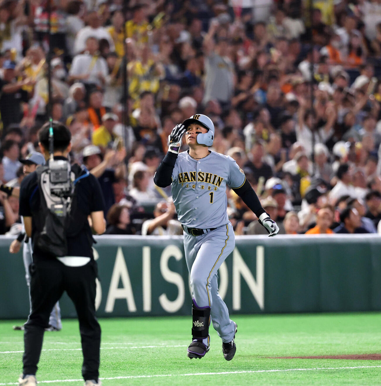 巨人対阪神　3回表阪神2死、森下翔太はソロ本塁打を放ち三塁を回りながら天を仰ぐ（撮影・浅見桂子）