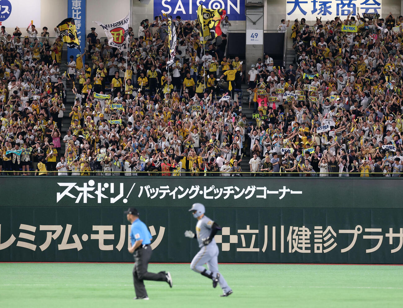 巨人対阪神　3回表阪神2死、森下翔太（手前）がソロ本塁打を放ち、大喜びする左翼スタンドのファン（撮影・浅見桂子）