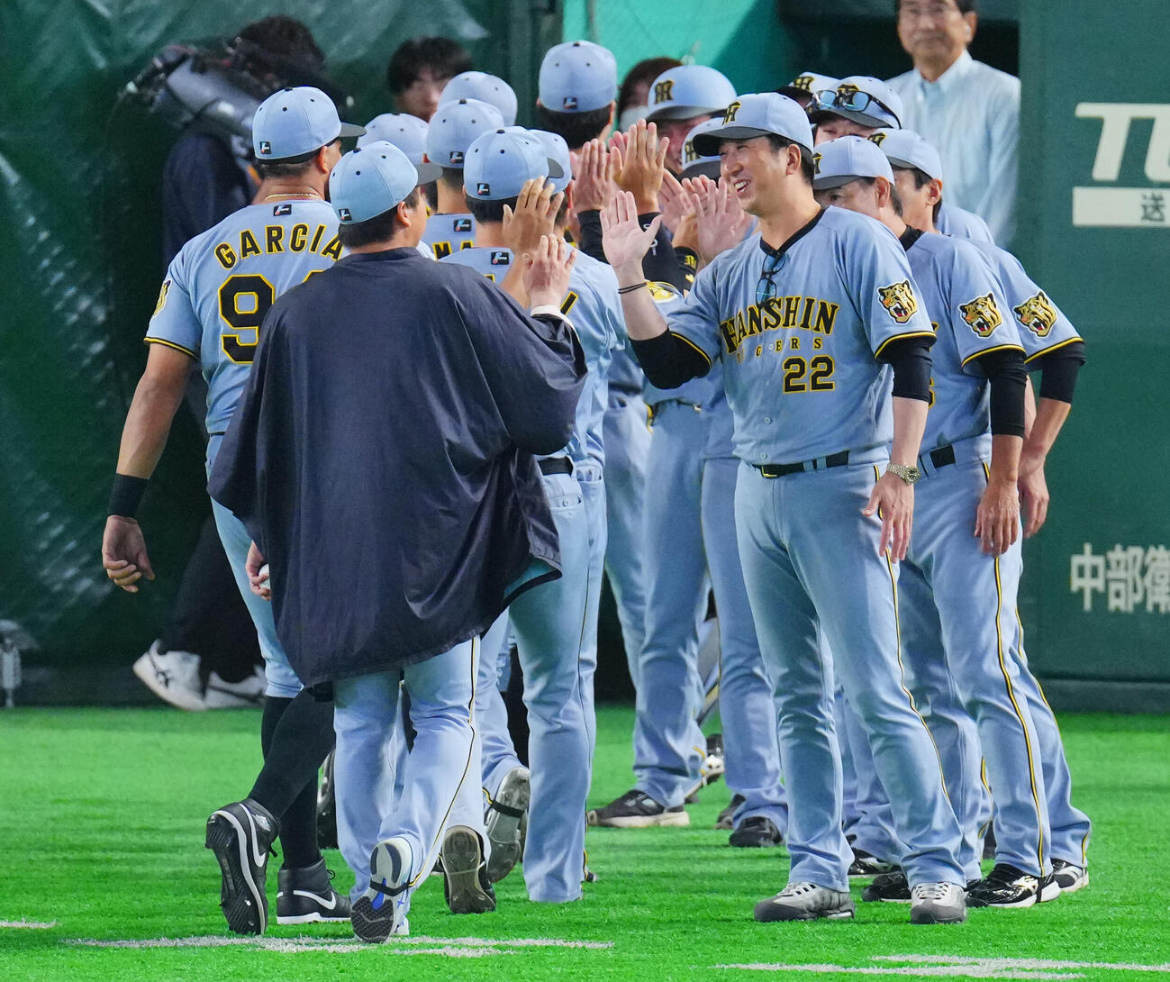 巨人対阪神　巨人に勝利し笑顔でナインとタッチを交わす阪神藤川球児監督（右）（撮影・垰建太）